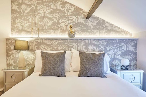 Host & Stay | 19 West End