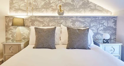 Host & Stay | 19 West End