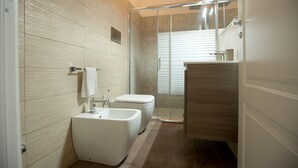 A modern bathroom with a shower, a toilet, and a bidet. - Suite 5 Superior (Siracusa)