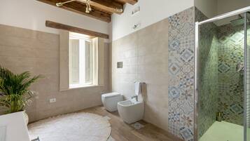 Secador de pelo y toallas