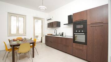 Kühlschrank, Ofen, Herdplatte, Wasserkocher mit Kaffee-/Teezubehör