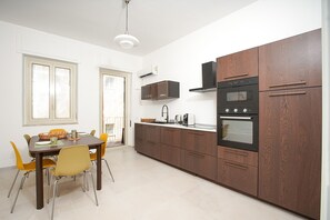 Réfrigérateur, four, plaque de cuisson, cafetière/bouilloire