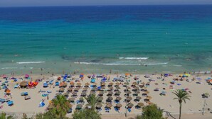 A beach with numerous umbrellas and people. - Villa in Rethymno Old Town w/Private Pool & BBQ (Rethymno)
