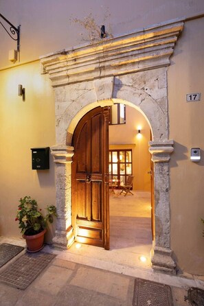 Exterior detail - Fully Renovated, Walking distance to Everything, w/Heated Pool & BBQ! (Rethymno)