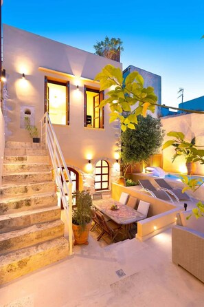 Outdoor dining - Fully Renovated, Walking distance to Everything, w/Heated Pool & BBQ! (Rethymno)