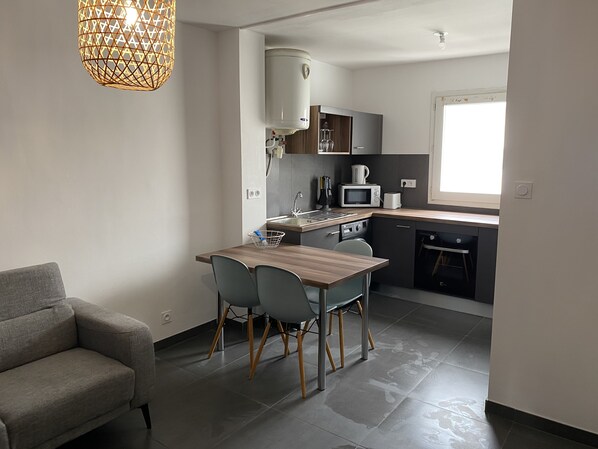 Kühlschrank, Mikrowelle, Ofen, Herdplatte