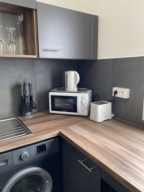 Kühlschrank, Mikrowelle, Ofen, Herdplatte