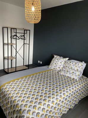 2 chambres, fer et planche à repasser, Wi-Fi gratuit, draps fournis