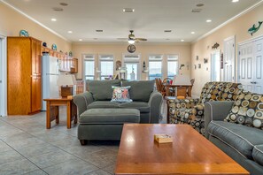 TV, books, video library - Ahh House - Bayfront House, Short Walk to Gulf Beach (Dauphin Island)