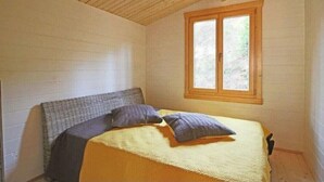A small, single-bed room with a wooden ceiling and a window. - Porticcio house near the sea (Grosseto-Prugna)