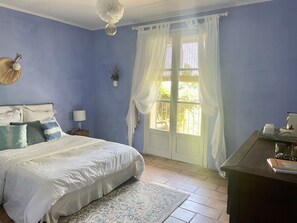 2 bedrooms, desk, WiFi, bed sheets