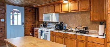 Coffee/tea maker, fridge, microwave, oven