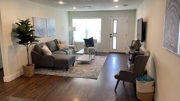 Een smart-tv en een stereo