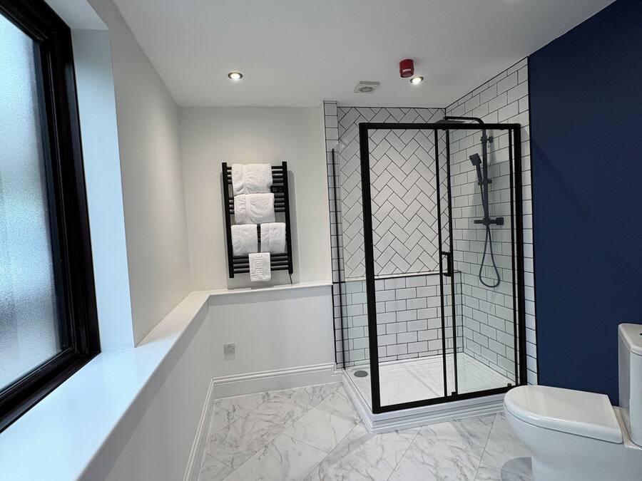 Habitación estándar, 2 camas individuales, accesible para personas con discapacidad (Walk-in Shower) | Baño | Artículos de higiene personal gratuitos, secador de pelo y toallas