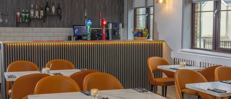 S'hi serveixen esmorzars, dinars i sopars