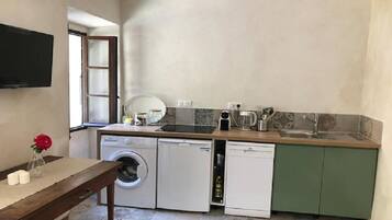 Een koelkast, een microgolfoven, een kookplaat, een vaatwasser