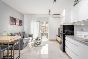 Living area - Charming One bedroom with balcony (Jerusalem)