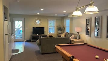 Smart TV, chimenea, reproductor de DVD y libros