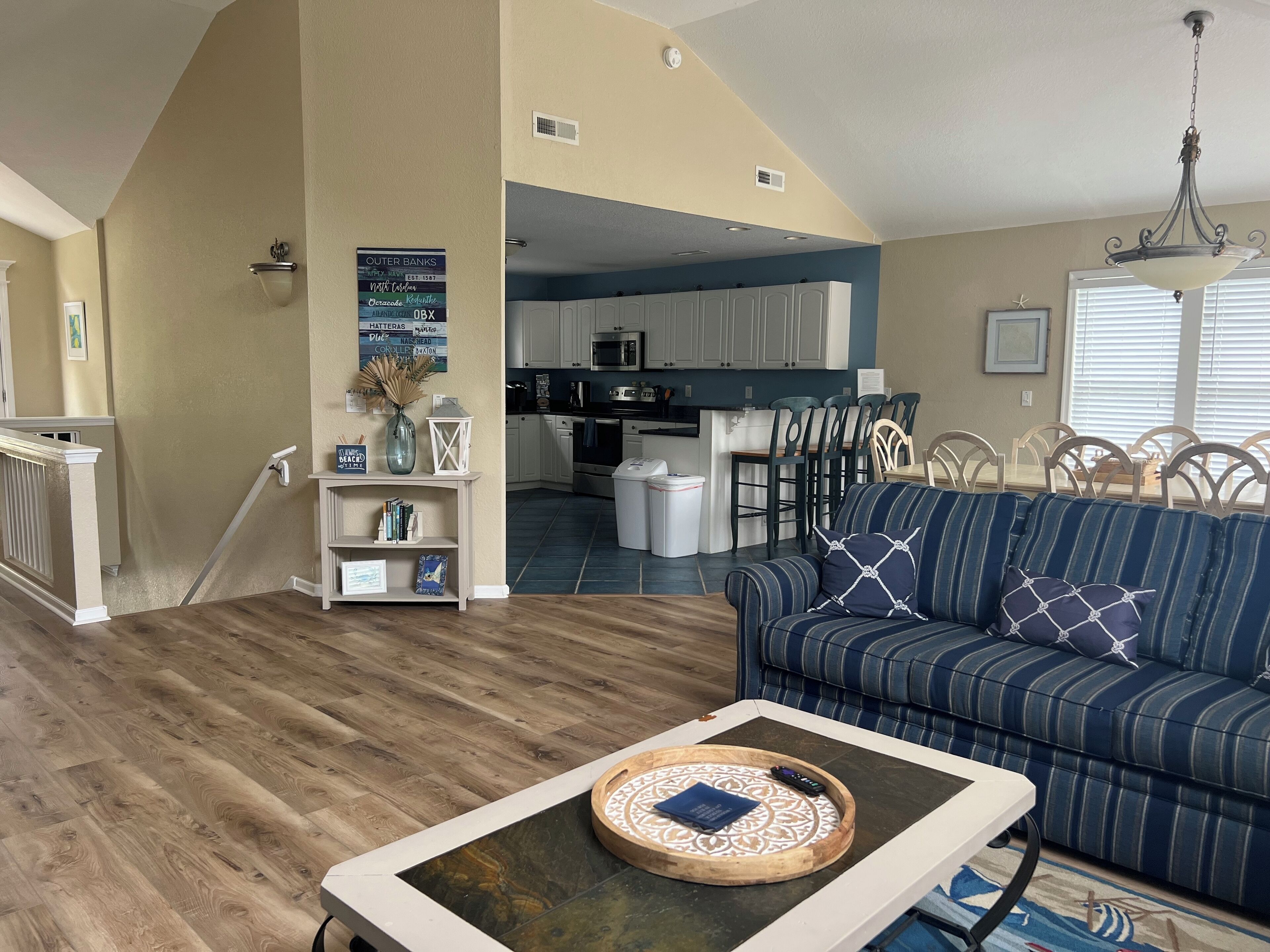 تلفزيون ذكي، مدفأة، مشغل دي في دي، كُتُب