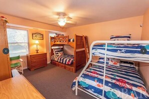 7 bedrooms, desk, iron/ironing board, travel crib