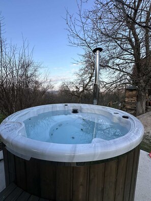 Bañera de hidromasaje al aire libre