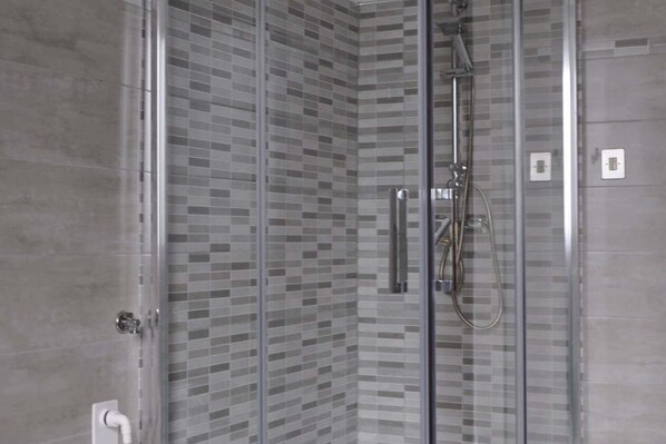 Shower, hair dryer, bidet, towels
