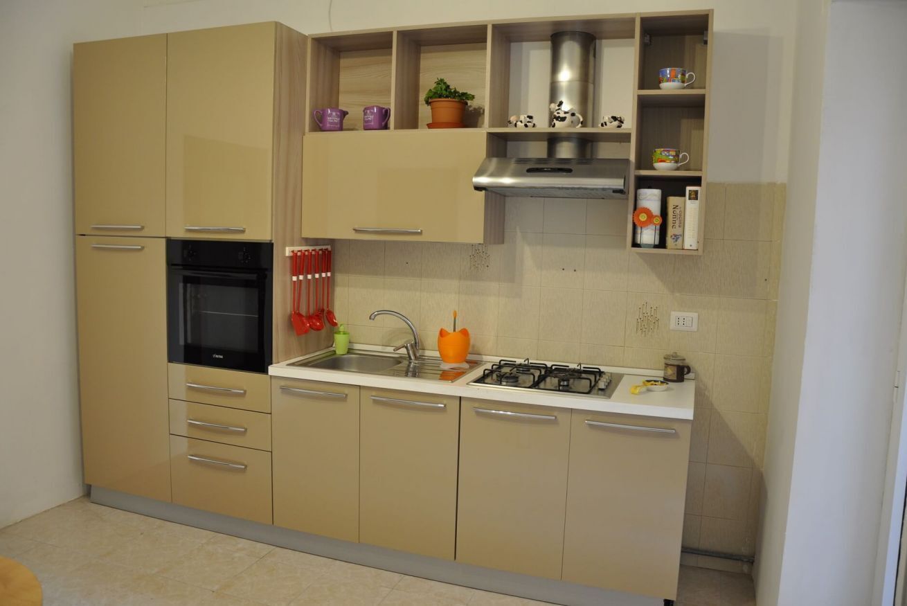 Kühlschrank, Ofen, Herdplatte, Wasserkocher mit Kaffee-/Teezubehör