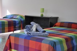 3 chambres, fer et planche à repasser, Wi-Fi, draps fournis