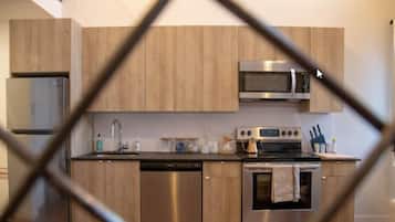 Refrigerador con congelador, microondas, horno y parrilla de estufa