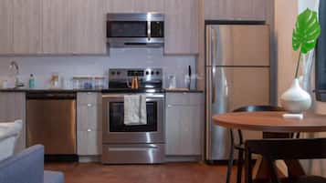 Refrigerador con congelador, microondas, horno y parrilla de estufa