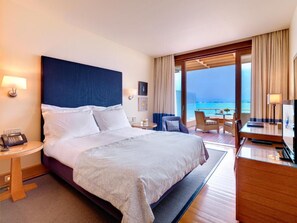 1 slaapkamer, een bureau, een strijkplank/strijkijzer, reisbedje