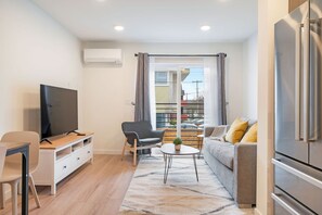 Smart TV, books, computer monitors - Perch - Winslow Place: Walkers Paradise! NEW & Modern, Pet Friendly w/ AC (Seattle)