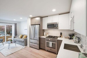 冷蔵庫、電子レンジ、オーブン、コンロ