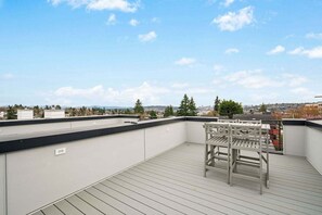 Outdoor dining - Perch - Winslow Place: Walkers Paradise! NEW & Modern, Pet Friendly w/ AC (Seattle)