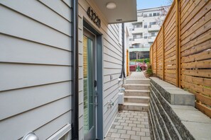 Exterior detail - Perch - Winslow Place: Walkers Paradise! NEW & Modern, Pet Friendly w/ AC (Seattle)