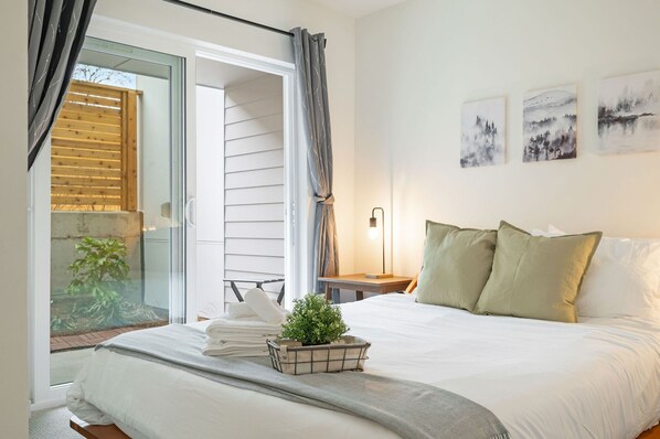 2 bedrooms, desk, free WiFi, bed sheets - Perch - Winslow Place: Walkers Paradise! NEW & Modern, Pet Friendly w/ AC (Seattle)