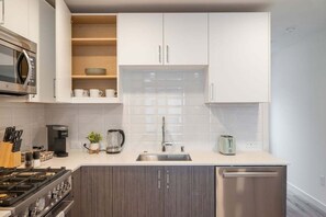 Réfrigérateur, four à micro-ondes, un four, surface de cuisson