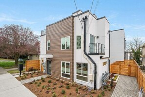 Exterior - Perch - Winslow Place: Walkers Paradise! NEW & Modern, Pet Friendly w/ AC (Seattle)