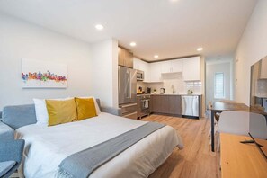 2 bedrooms, free WiFi, bed sheets - Perch - Winslow Place: Walkers Paradise! NEW & Modern, Pet Friendly w/ AC (Seattle)