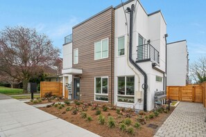 Exterior - Perch - Winslow Place: Walkers Paradise! NEW & Modern, Pet Friendly w/ AC (Seattle)