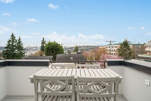 Outdoor dining - Perch - Winslow Place: Walkers Paradise! NEW & Modern, Pet Friendly w/ AC (Seattle)