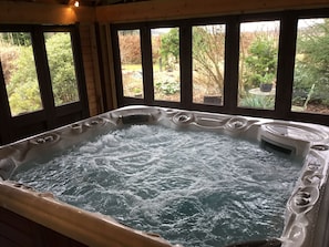 Indoor spa tub