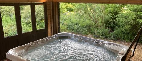 Outdoor spa tub