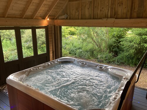 Apartment in the grounds of a country house with indoor hot tub