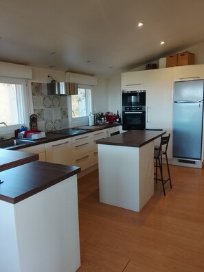 Geladeira, micro-ondas, fogão, cooktop