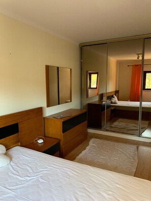 3 quartos, escrivaninha, ferros/tábuas de passar roupa