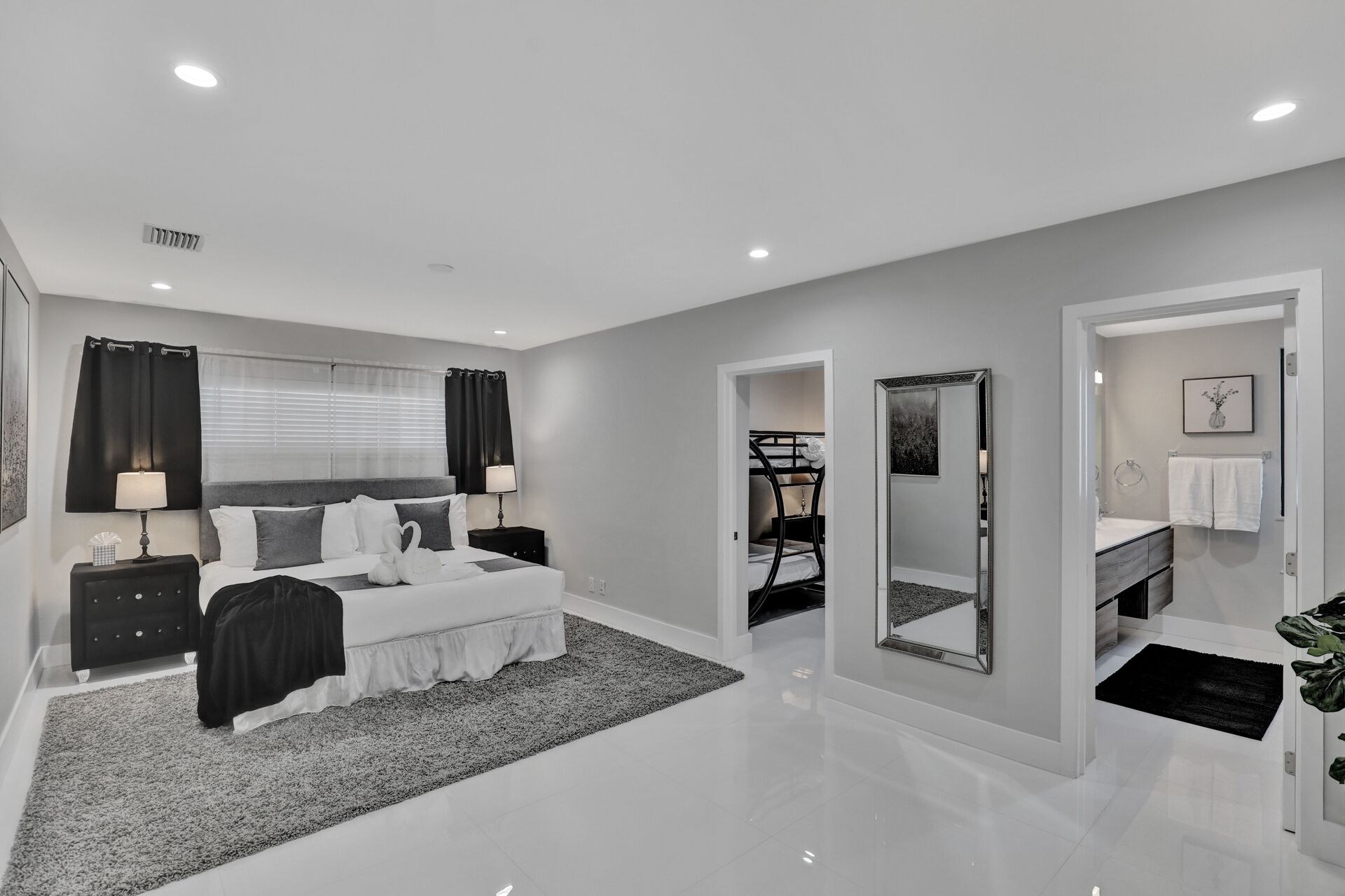 Renovated 5½  Bedroom Home with Amazing Pool