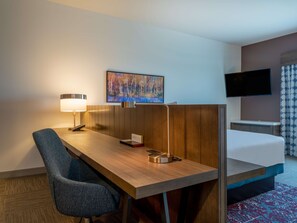 Bureau, espace de travail pour ordinateur portable, rideaux occultants