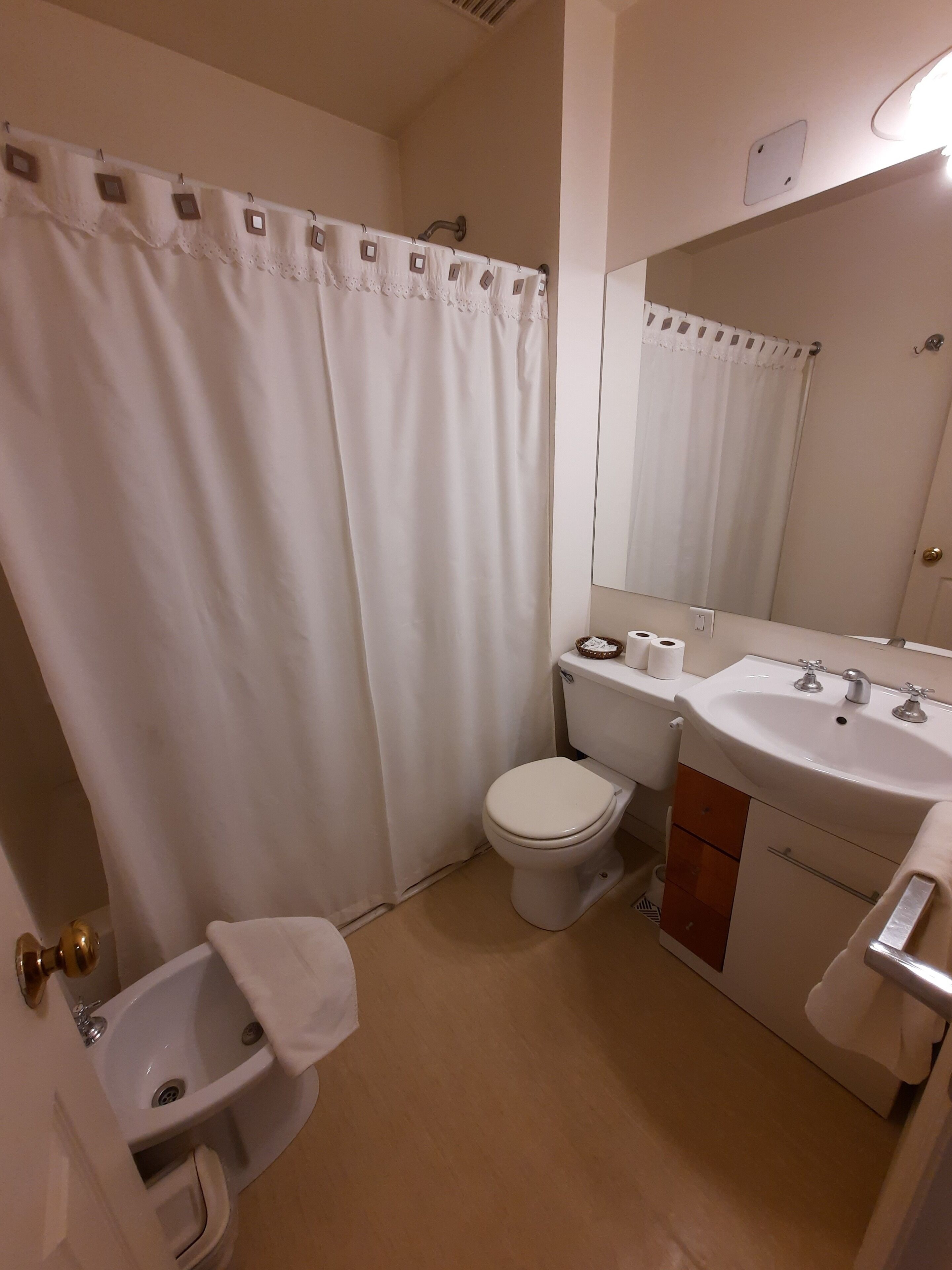 Une salle de bain équipée de toilettes, d’un lavabo et d’un bidet.