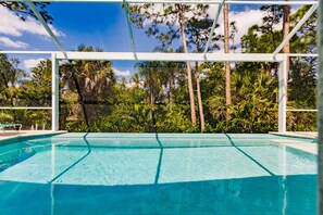 Una piscina al aire libre, una piscina climatizada